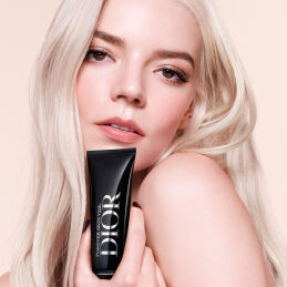 DIOR FOREVER SKIN VEIL MAKEUP BASE   GLOW FINISH AND 24H HYDRATION  SPF 25 PA++ 4