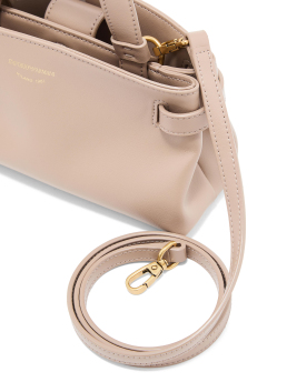 ΓΥΝΑΙΚΕΙΑ ΤΣΑΝΤΑ ΧΕΙΡΟΣ 4