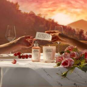 REPLICA ON A DATE SCENTED CANDLE | 165gr