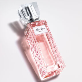 MISS DIOR PARFUM ROLLER-PEARL ON-THE-GO FRAGRANCE - FLORAL, FRUITY
& WOODY NOTES | 20ml