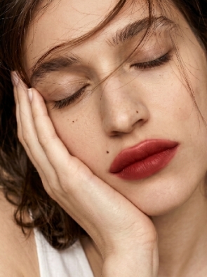 editorialbanner_blurredlips-april__lips-344x466