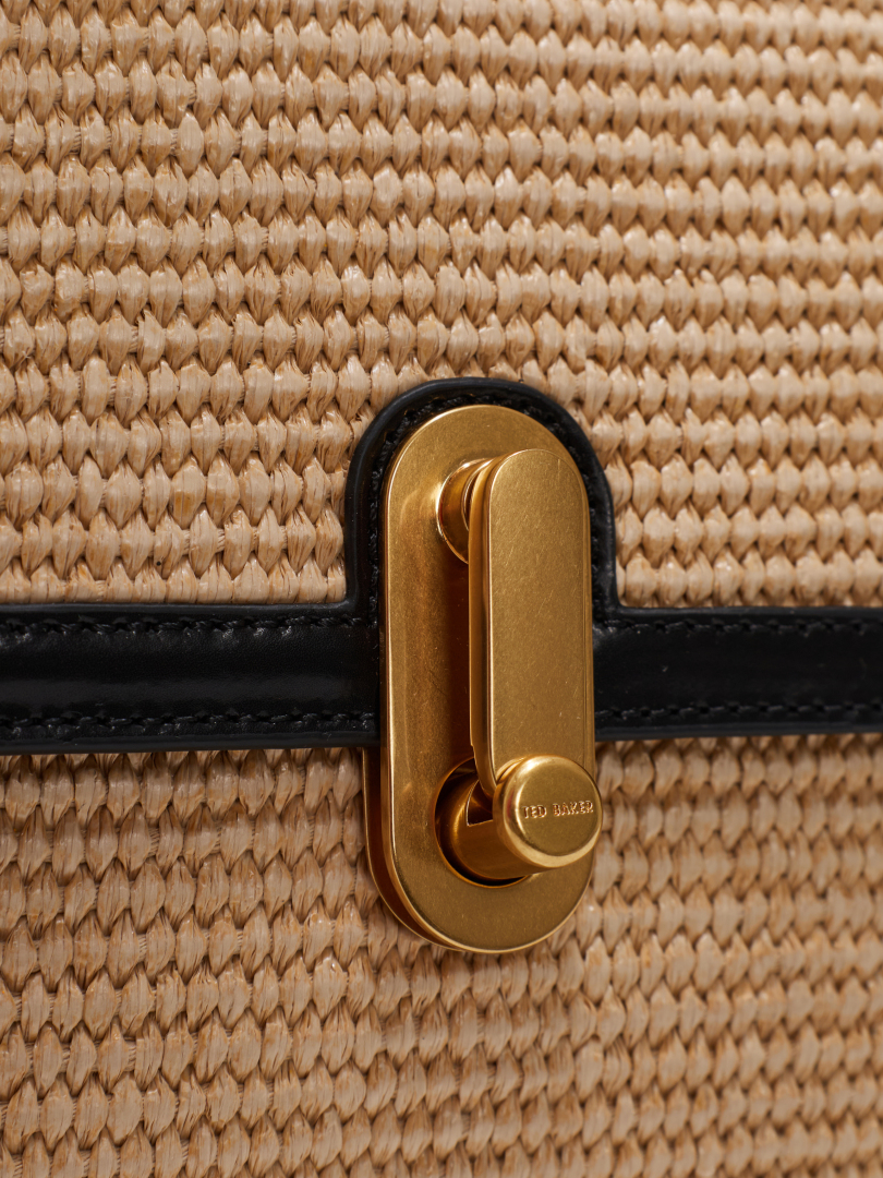 ΓΥΝΑΙΚΕΙΑ ΤΣΑΝΤΑ ΩΜΟΥ  3