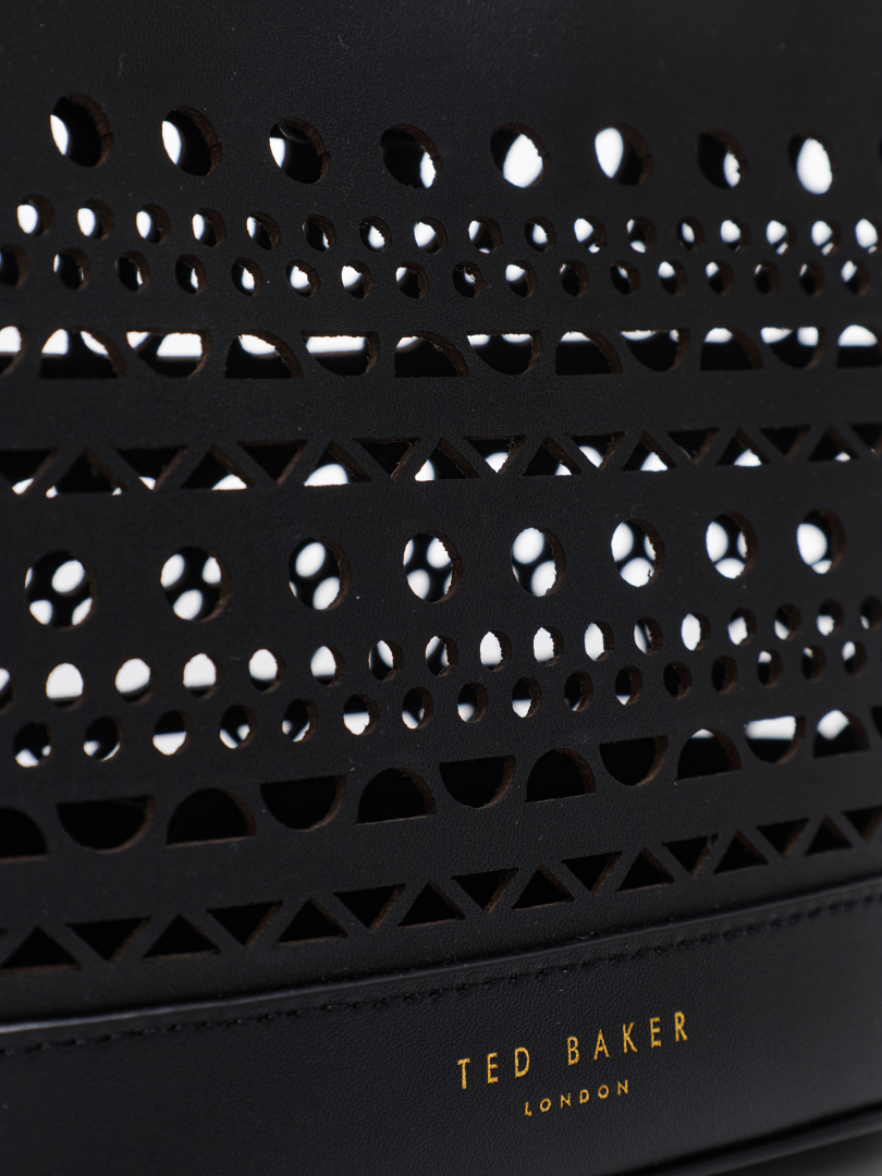 ΓΥΝΑΙΚΕΙΑ ΤΣΑΝΤΑ ΩΜΟΥ  3