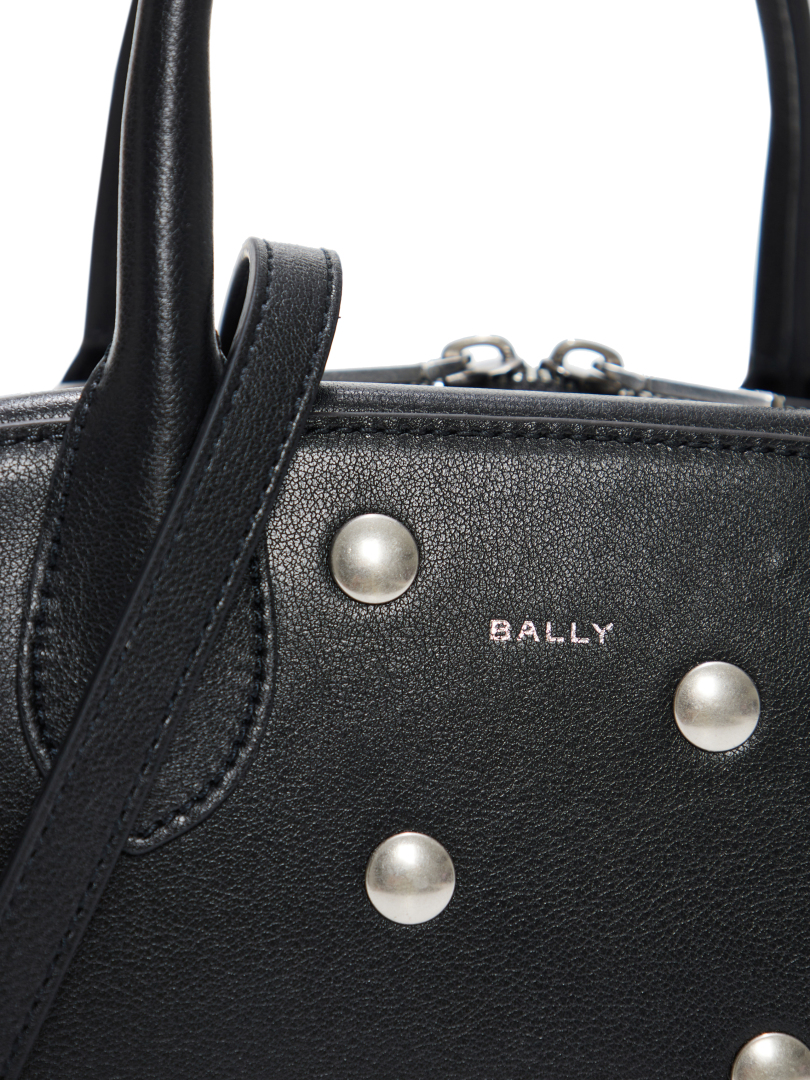 ΓΥΝΑΙΚΕΙΑ ΤΣΑΝΤΑ ΧΕΙΡΟΣ 3