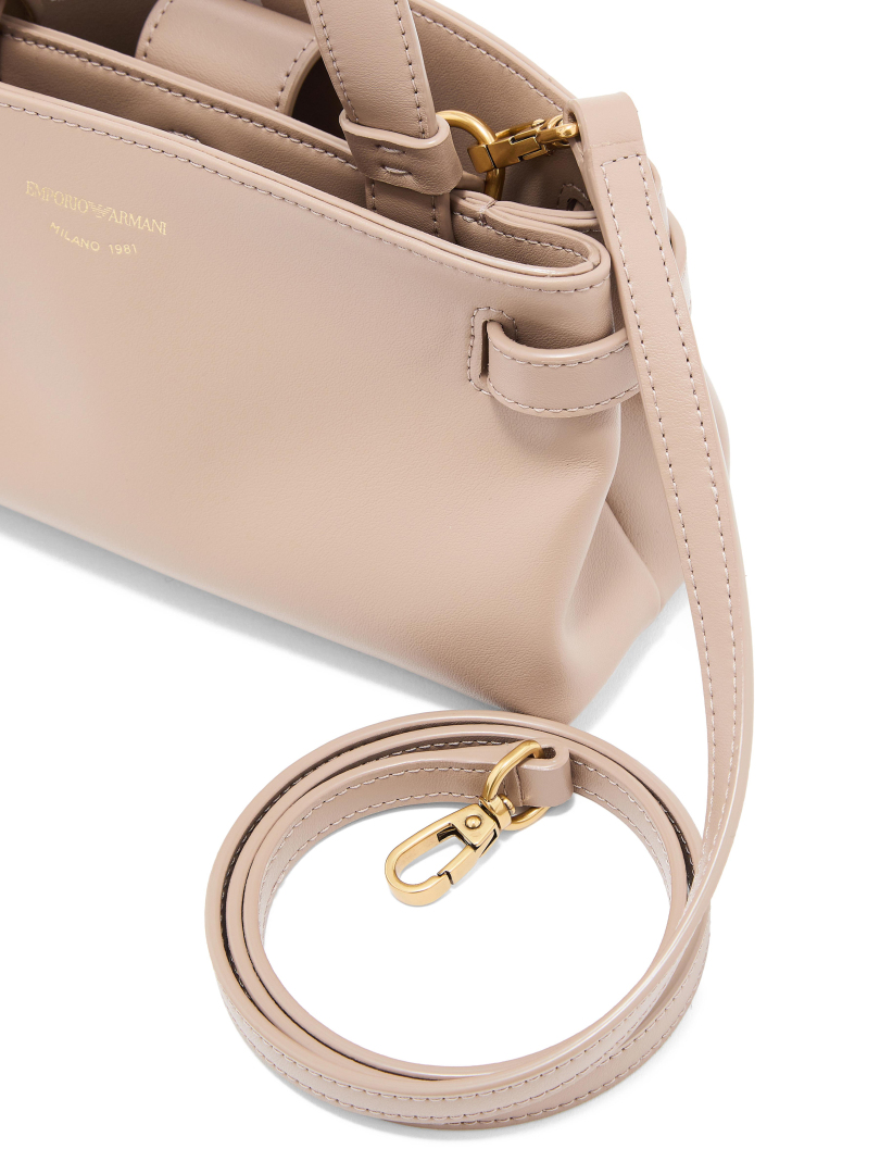 ΓΥΝΑΙΚΕΙΑ ΤΣΑΝΤΑ ΧΕΙΡΟΣ 4