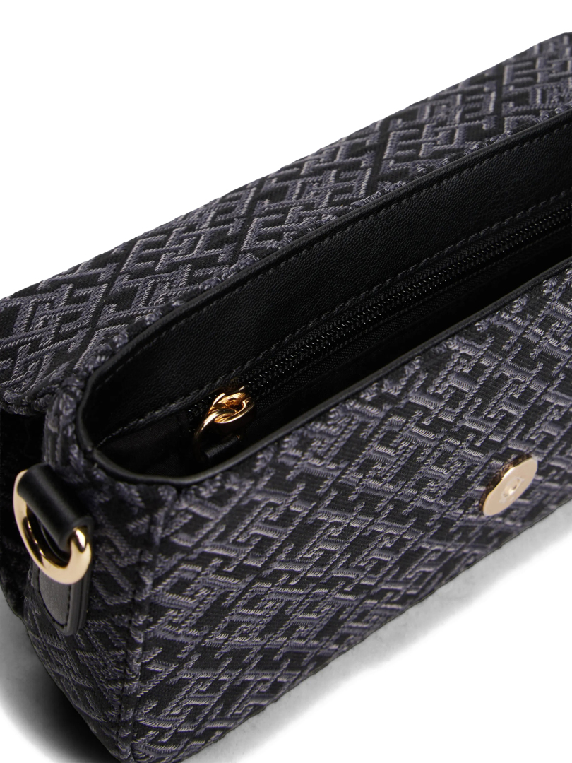 ΓΥΝΑΙΚΕΙΑ ΤΣΑΝΤΑ ΧΙΑΣΤΙ ΑΠΟ ΖΑΚΑΡ 3