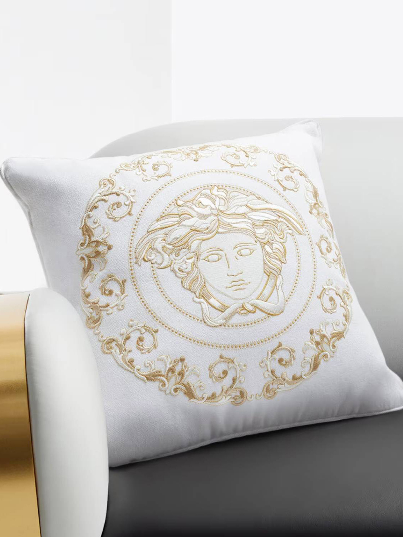 ΜΑΞΙΛΑΡΙ VERSACE 1
