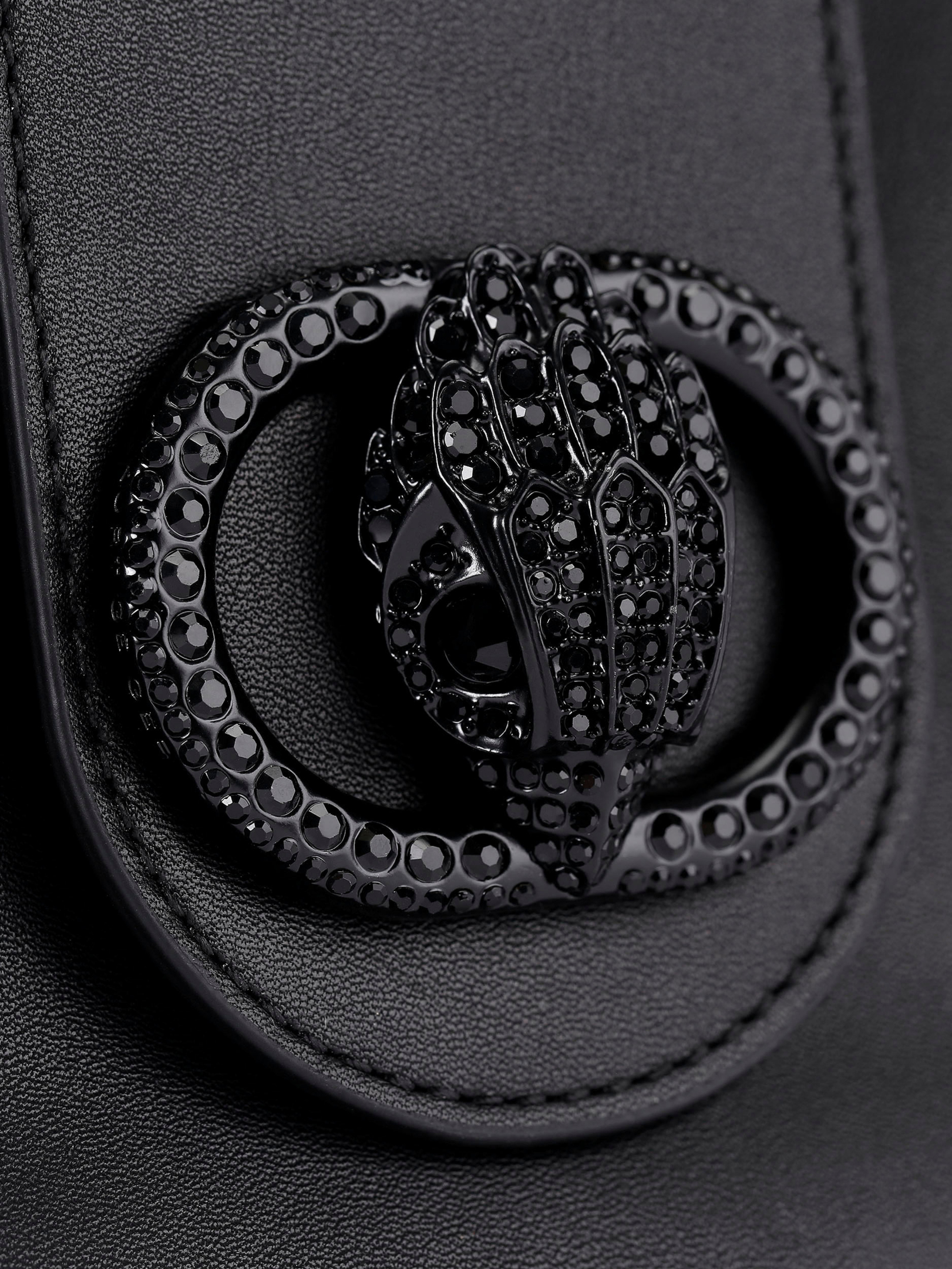 ΓΥΝΑΙΚΕΙΑ ΔΕΡΜΑΤΙΝΗ ΤΣΑΝΤΑ ΩΜΟΥ CHELSEA 3