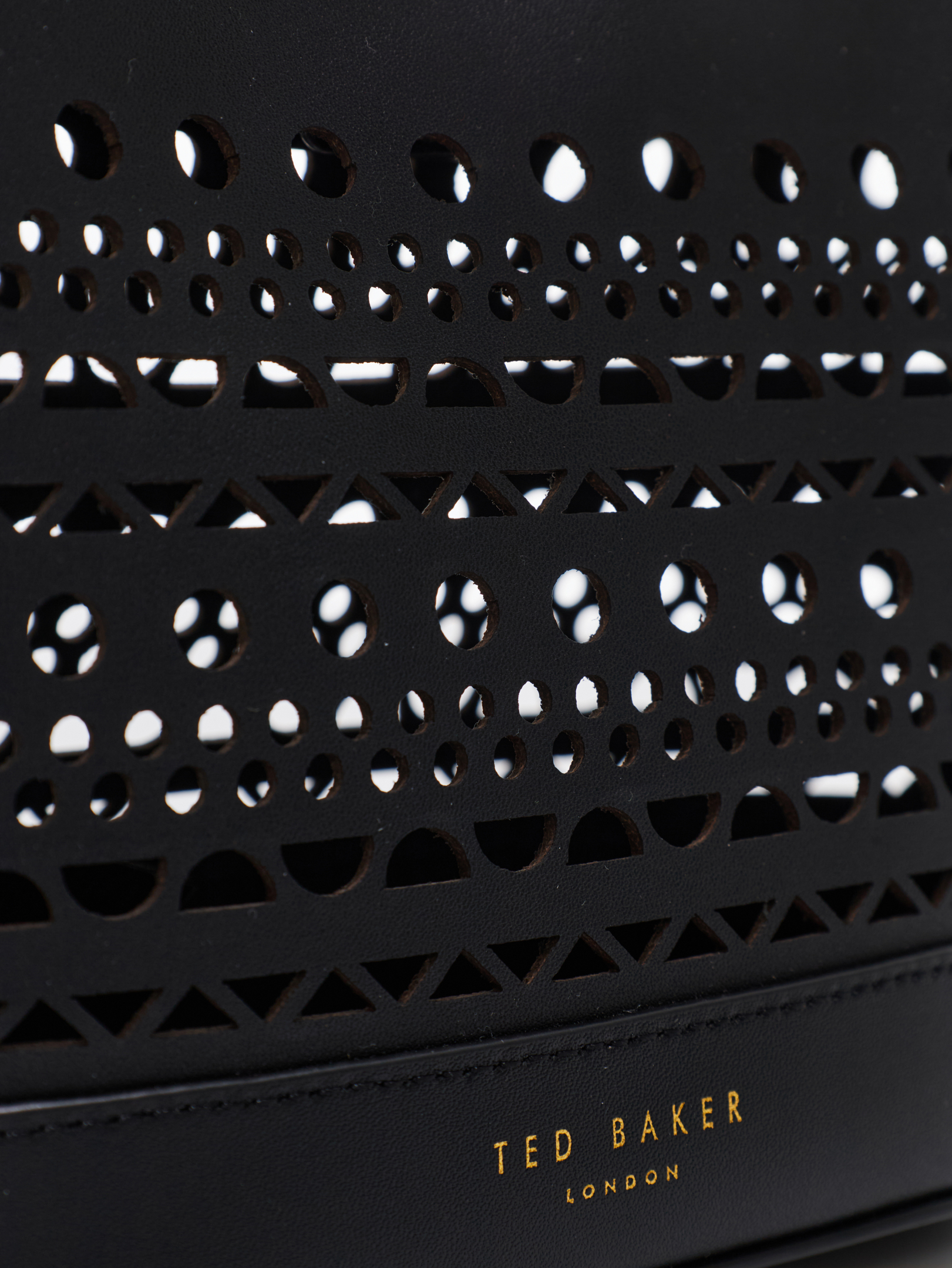 ΓΥΝΑΙΚΕΙΑ ΤΣΑΝΤΑ ΩΜΟΥ  3