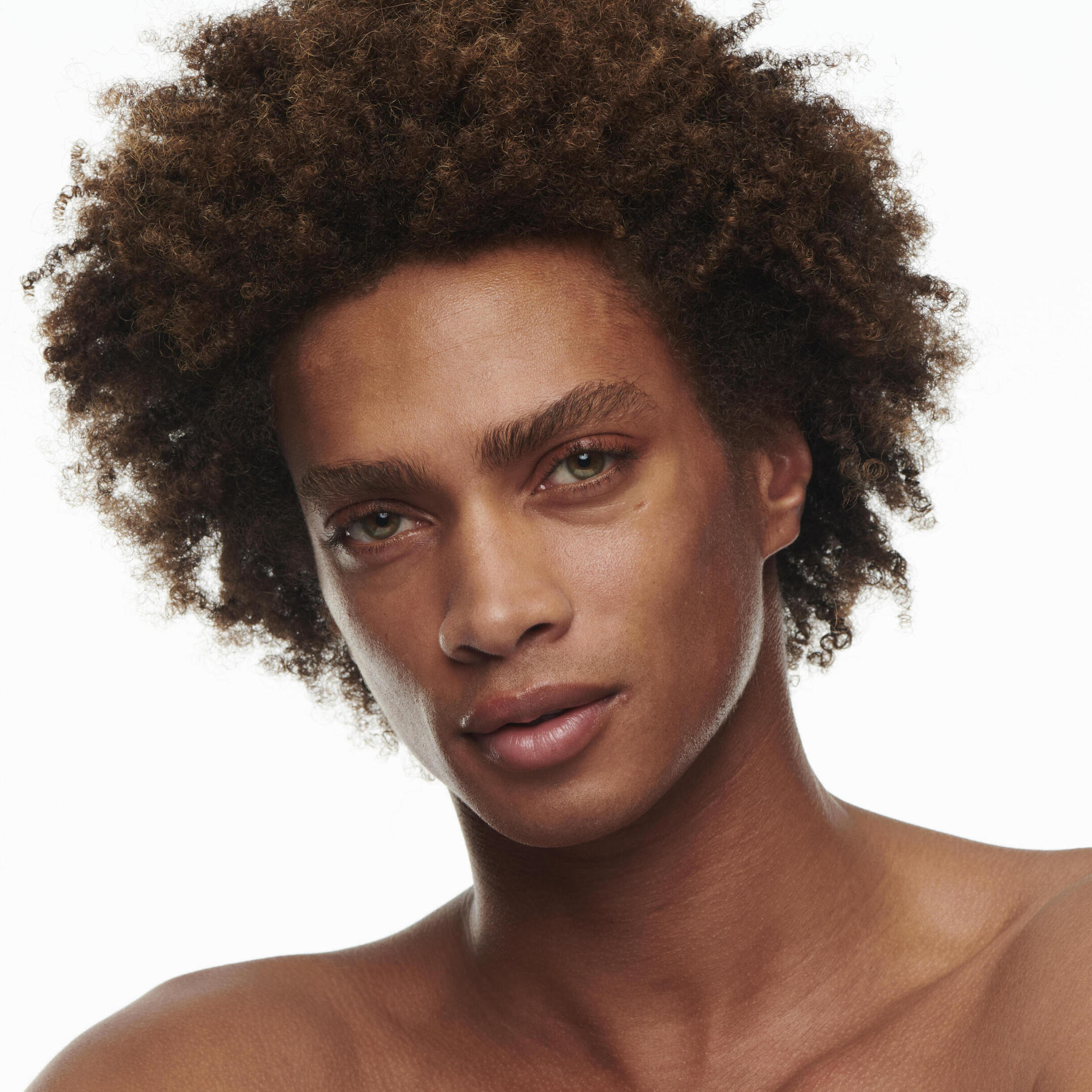 STUDIO RADIANCE SERUM-POWERED FOUNDATION 2