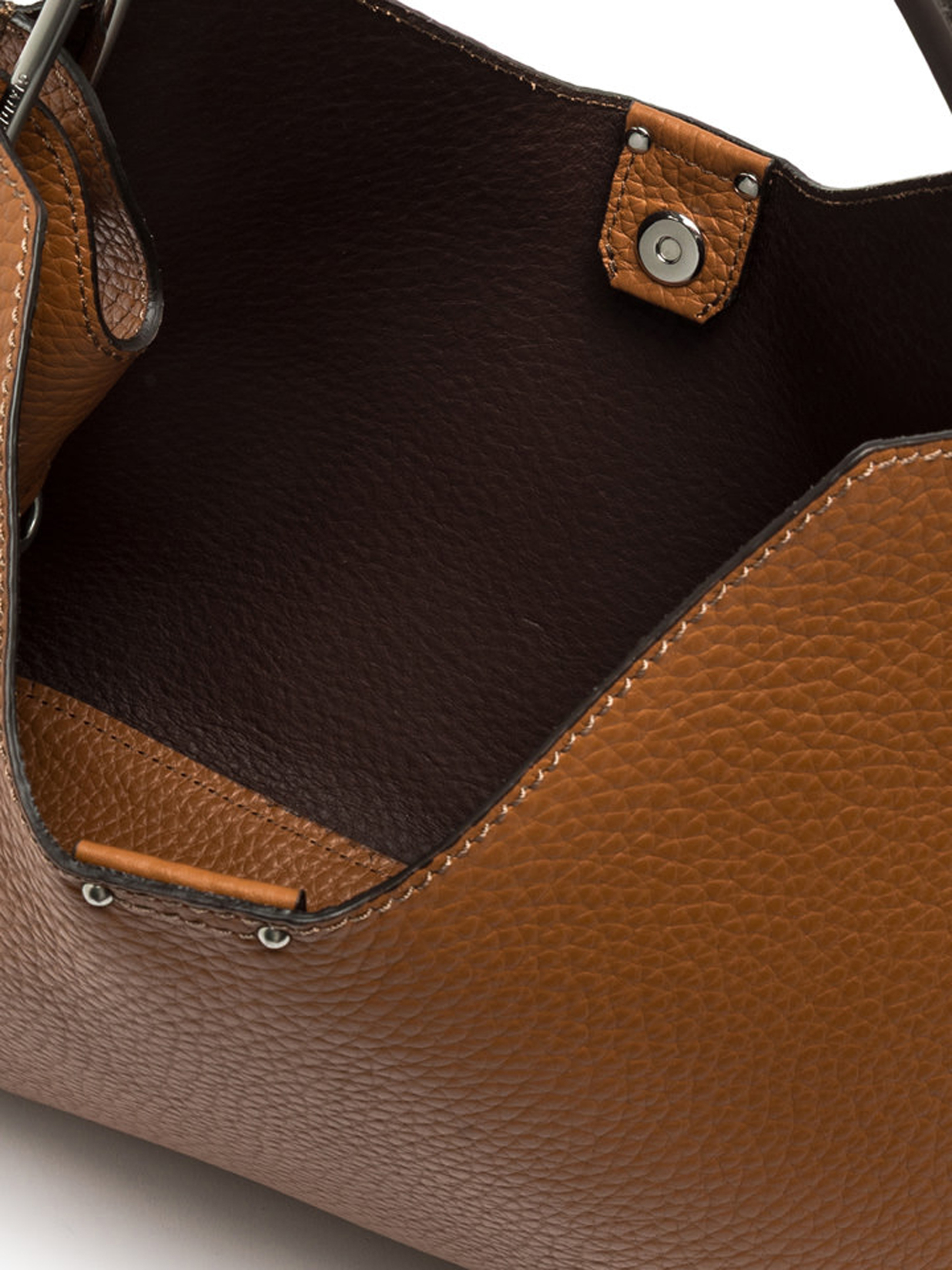 ΓΥΝΑΙΚΕΙΑ ΤΣΑΝΤΑ ΧΕΙΡΟΣ  2