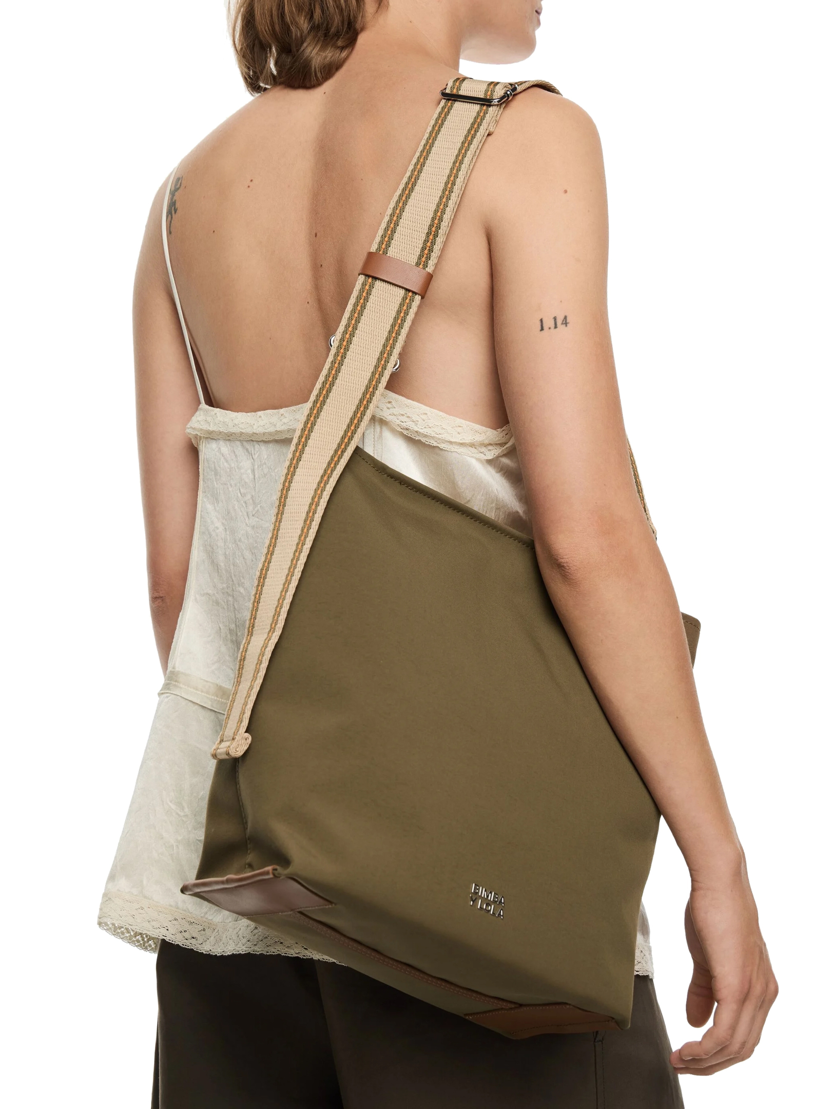 ΓΥΝΑΙΚΕΙΑ ΤΣΑΝΤΑ ΩΜΟΥ 2