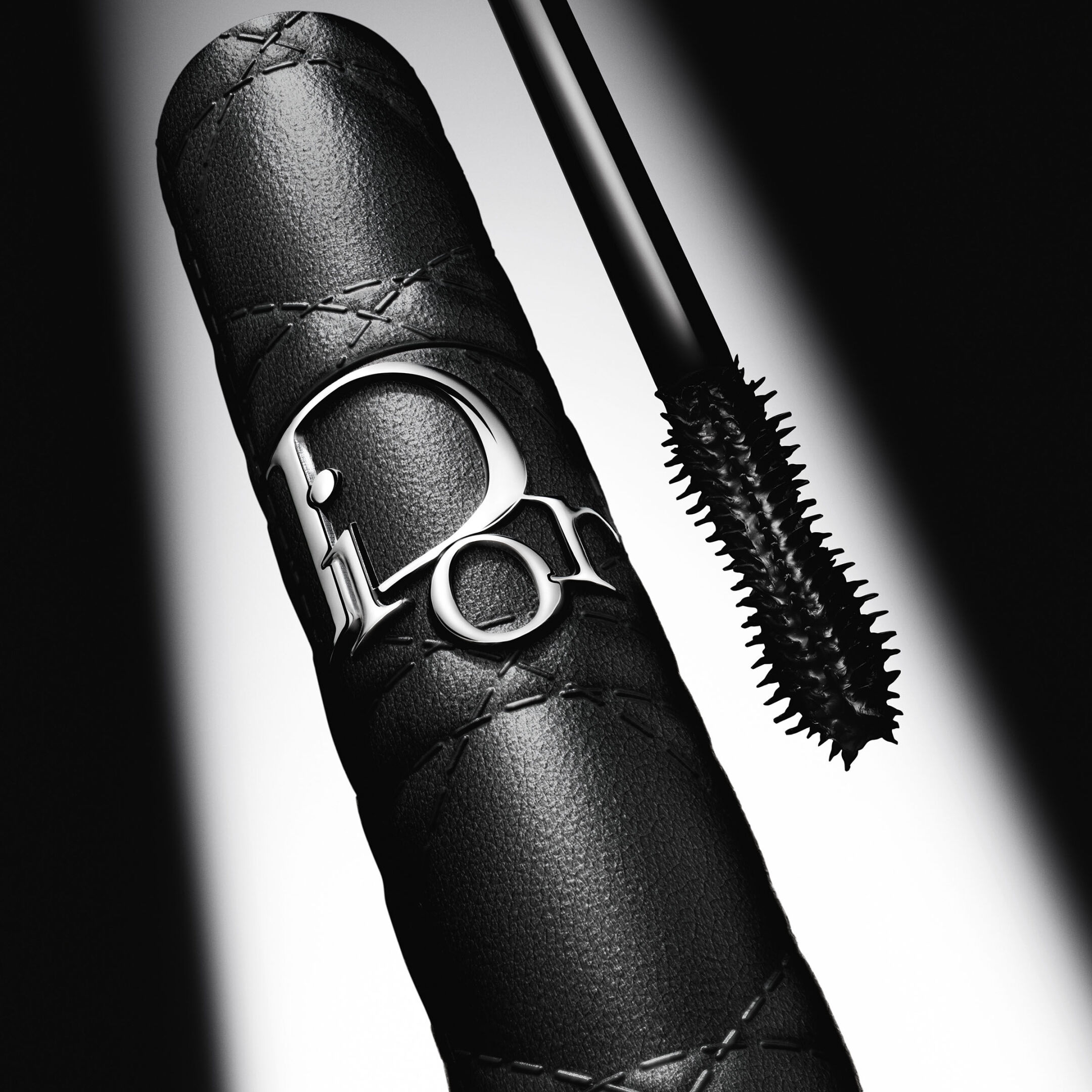 DIORSHOW OVERVOLUME EXTREME VOLUME MASCARA – 24-HOUR WEAR – LASH-BY-LASH DEFINITION 5