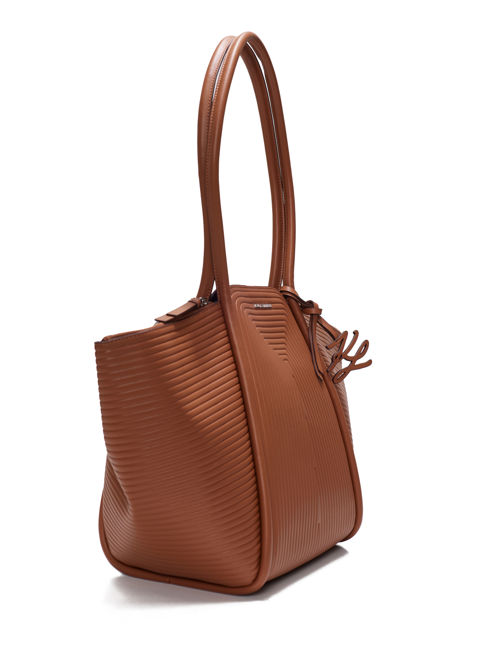 ΓΥΝΑΙΚΕΙΑ ΤΣΑΝΤΑ ΩΜΟΥ  2