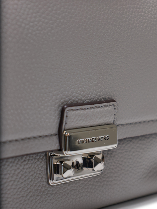 ΓΥΝΑΙΚΕΙΑ ΤΣΑΝΤΑ ΧΕΙΡΟΣ 3