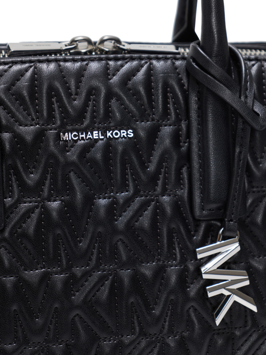 ΓΥΝΑΙΚΕΙΑ ΤΣΑΝΤΑ ΧΕΙΡΟΣ  3