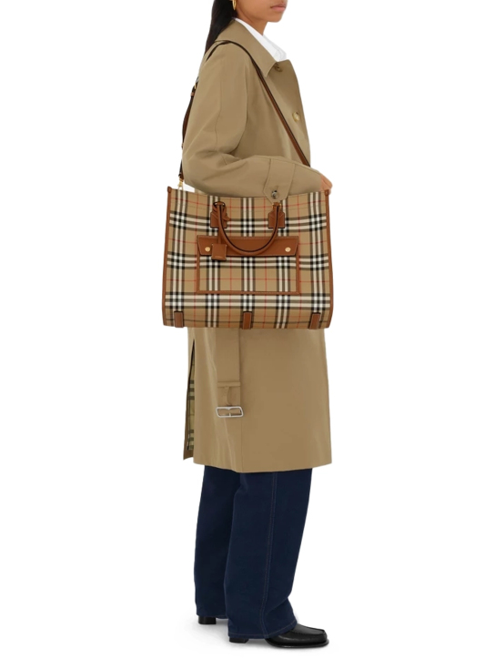 ΓΥΝΑΙΚΕΙΑ ΤΣΑΝΤΑ ΧΕΙΡΟΣ  3