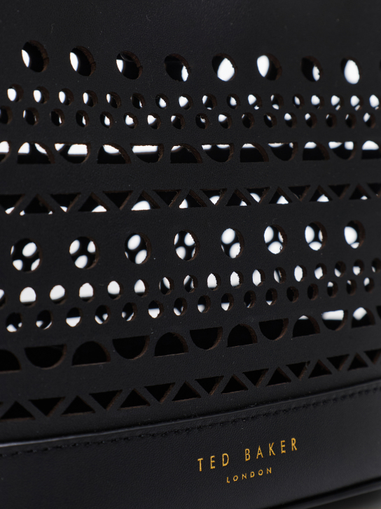 ΓΥΝΑΙΚΕΙΑ ΤΣΑΝΤΑ ΩΜΟΥ  3