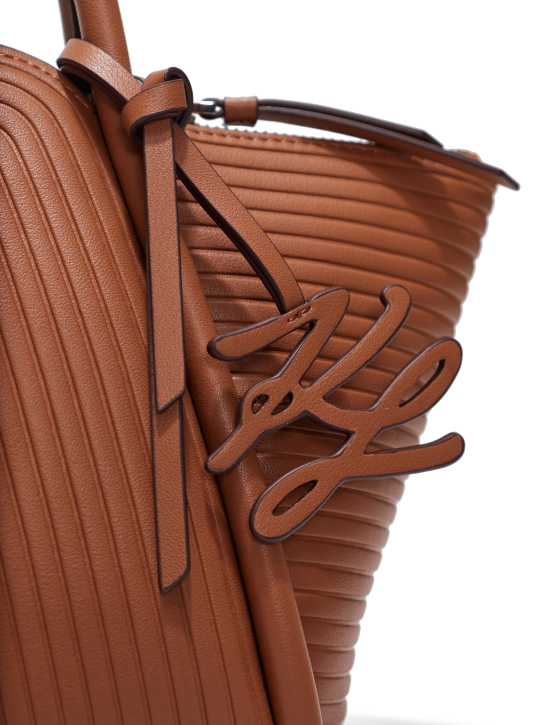 ΓΥΝΑΙΚΕΙΑ ΤΣΑΝΤΑ ΧΕΙΡΟΣ  3