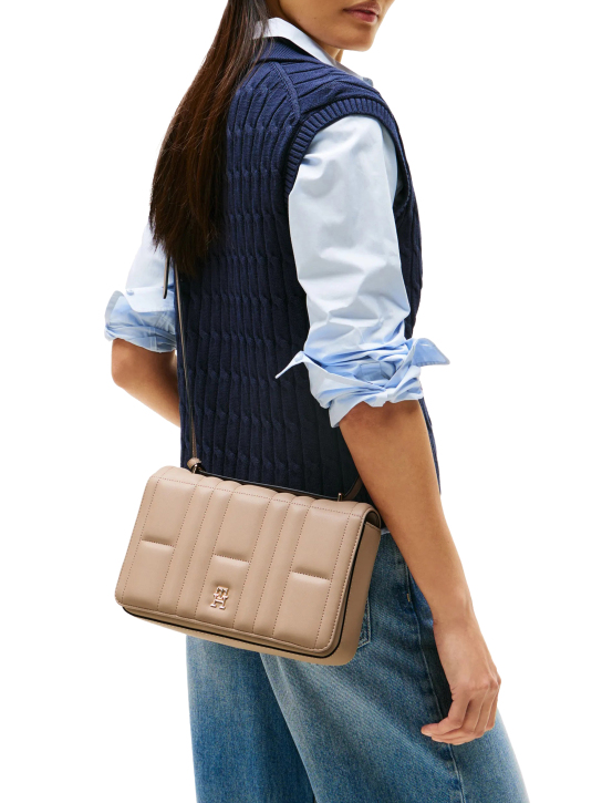 ΓΥΝΑΙΚΕΙΑ ΤΣΑΝΤΑ ΩΜΟΥ 4