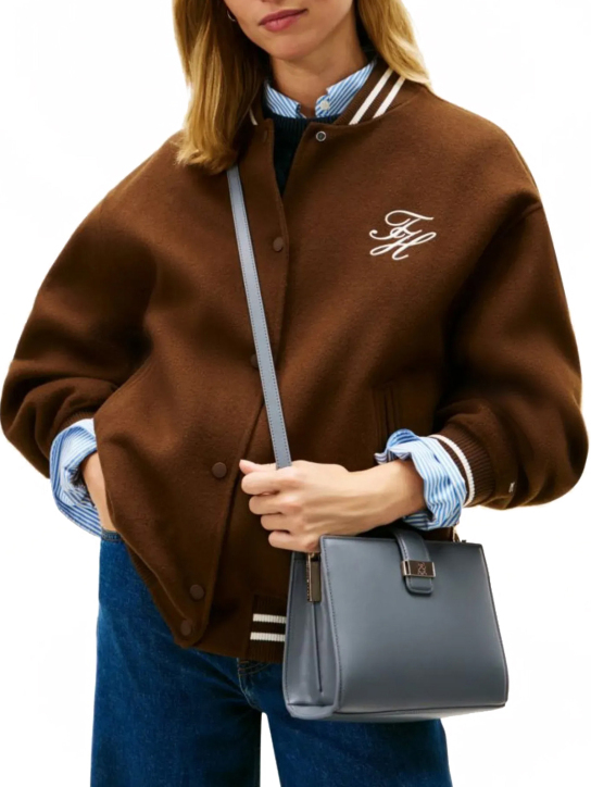 ΓΥΝΑΙΚΕΙΑ ΤΣΑΝΤΑ ΧΕΙΡΟΣ 4