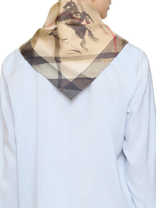 ΓΥΝΑΙΚΕΙΟ ΜΕΤΑΞΩΤΟ ΦΟΥΛΑΡΙ  1